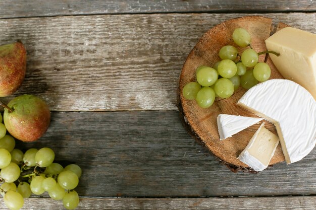 Deliciosos trozos de queso y fruta.