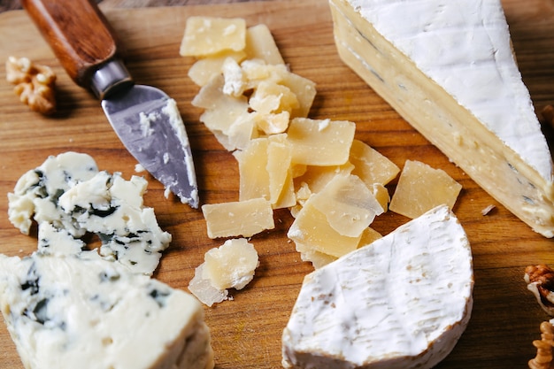 Deliciosos trozos de tabla de madera de queso