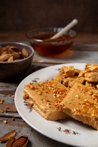 Deliciosos turrones de alto ángulo en un plato