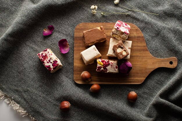 Deliciosos turrones planos sobre tabla de madera