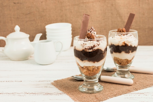 Foto gratuita deliciosos vasos de helado