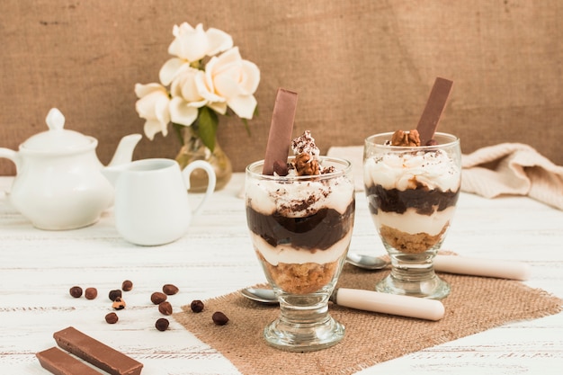 Foto gratuita deliciosos vasos de helado