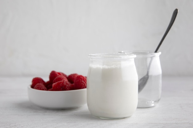 Foto gratuita deliciosos yogur y frambuesas.