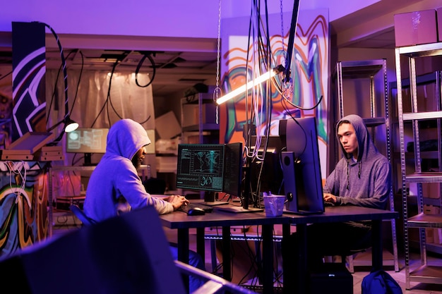 Delincuentes de Internet que trabajan juntos