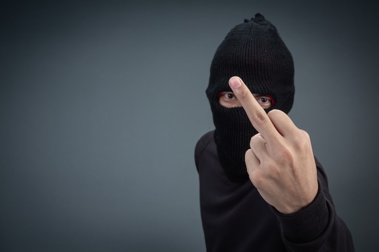 Foto gratuito los delincuentes llevan una máscara en negro sobre gris