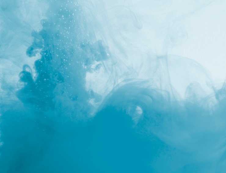 Foto gratuito densa nube azul de neblina en líquido.