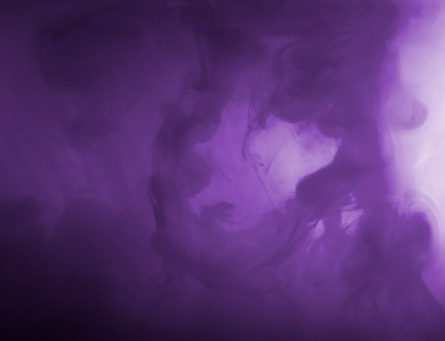 Densa nube entre neblina púrpura