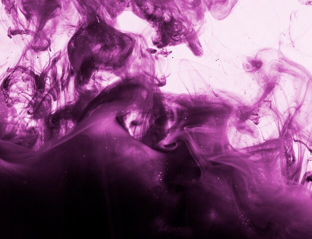Densa nube púrpura de neblina en líquido.