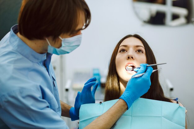 Dentista concentrado en un examen dental
