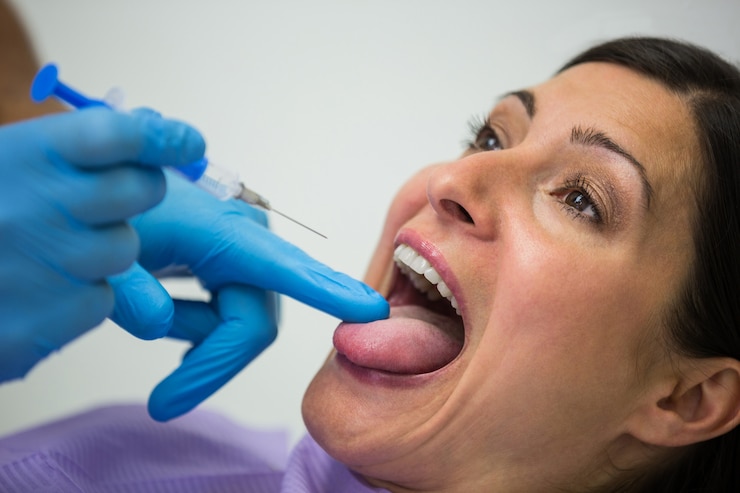 Foto gratuito dentista dando inyección a la paciente