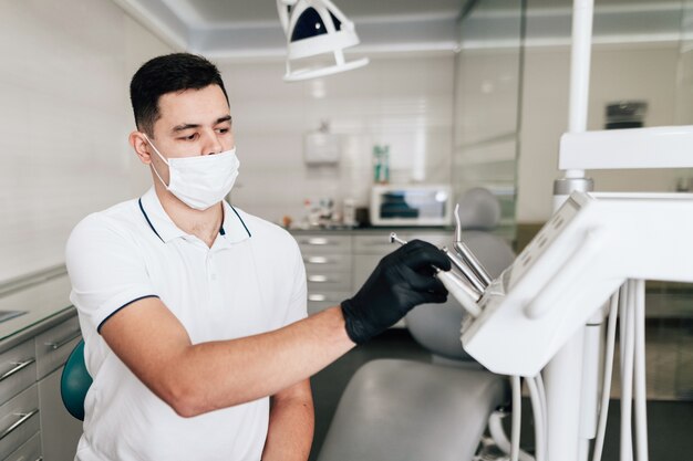 Dentista con equipo de oficina