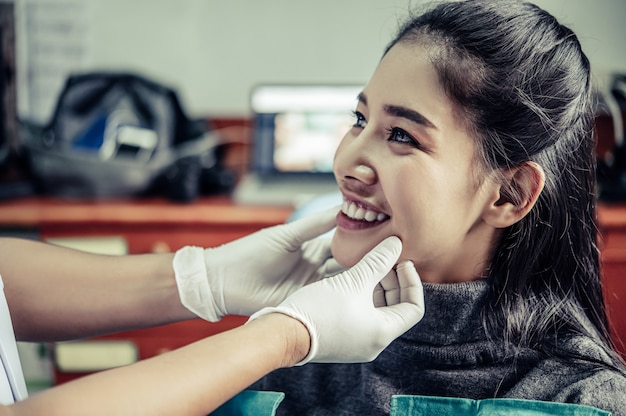 Foto gratuita el dentista examina los dientes del paciente.