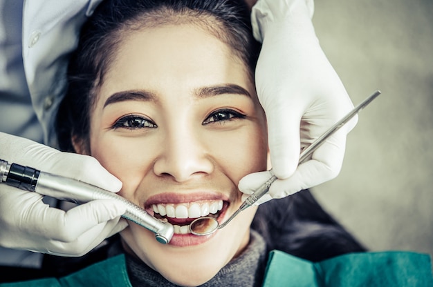 El dentista examina los dientes del paciente.