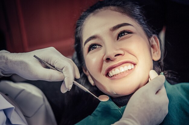 El dentista examina los dientes del paciente.