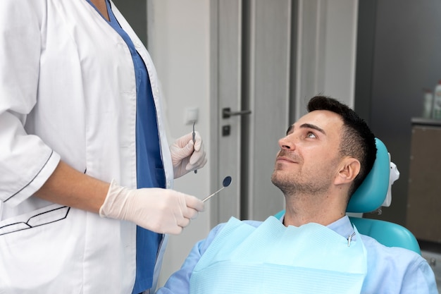 Dentista haciendo un chequeo al paciente