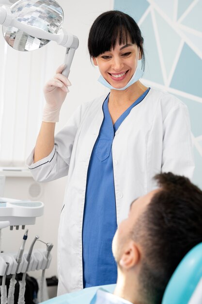 Dentista haciendo un chequeo al paciente