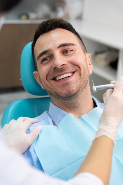 Dentista haciendo un chequeo al paciente