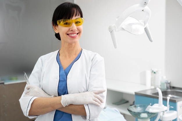 Foto gratuita dentista haciendo un chequeo al paciente