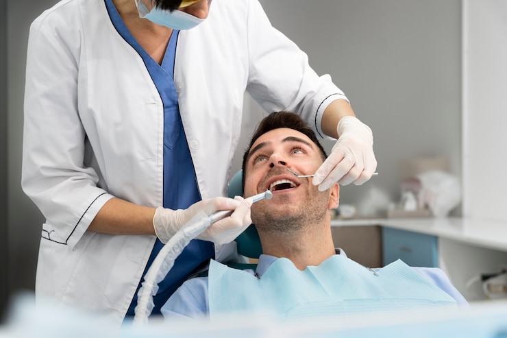 Foto gratuito dentista haciendo un chequeo al paciente