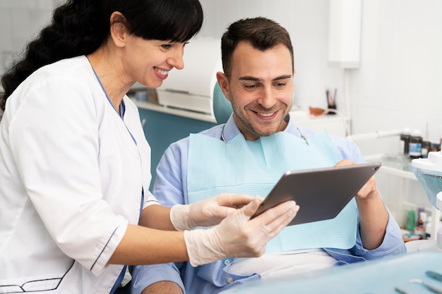 Foto gratuita dentista haciendo un chequeo al paciente