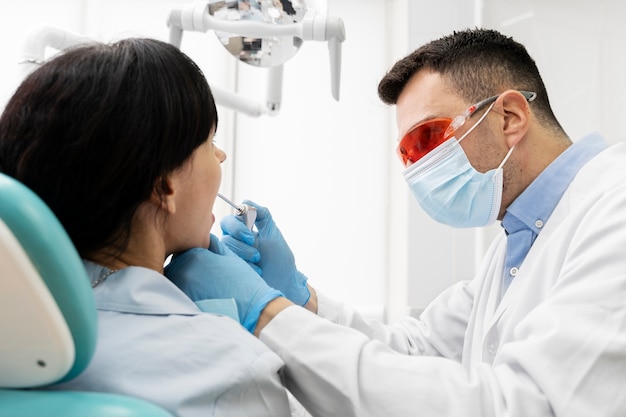 Dentista haciendo un chequeo al paciente