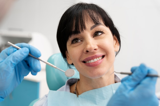 Dentista haciendo un chequeo al paciente