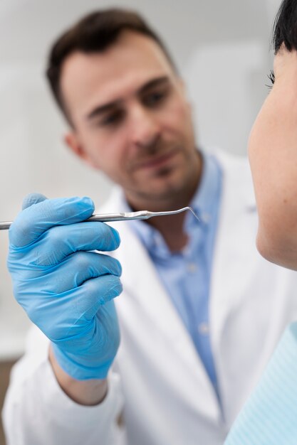 Dentista haciendo un chequeo al paciente