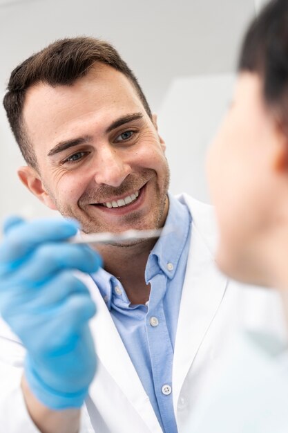 Dentista haciendo un chequeo al paciente