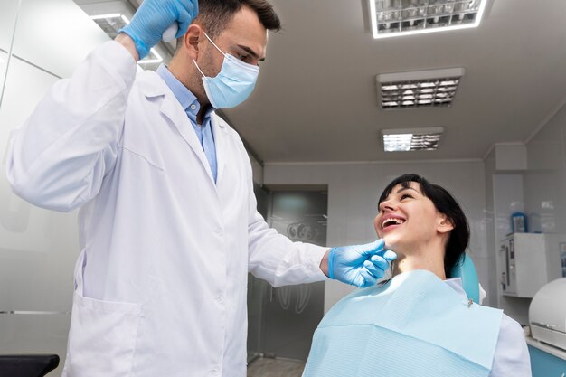 Dentista haciendo un chequeo al paciente