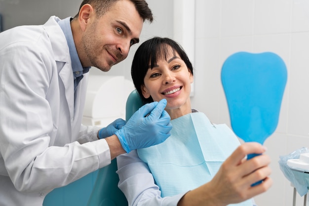 Foto gratuita dentista haciendo un chequeo al paciente