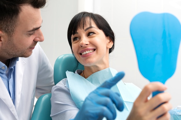 Foto gratuita dentista haciendo un chequeo al paciente