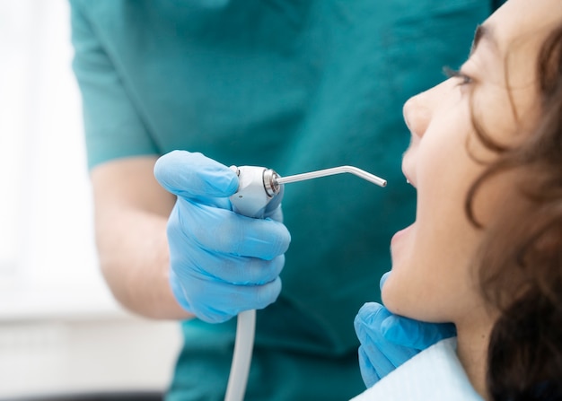 Foto gratuita dentista haciendo un chequeo al paciente