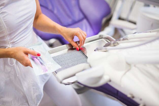 Dentista haciendo preparación para tratamiento en clínica.