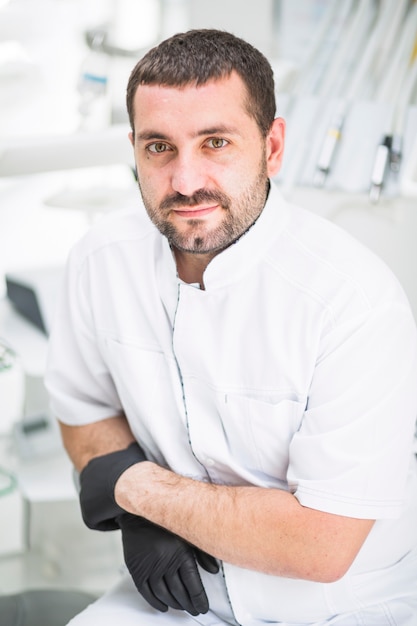 Dentista hombre mirando a la cámara