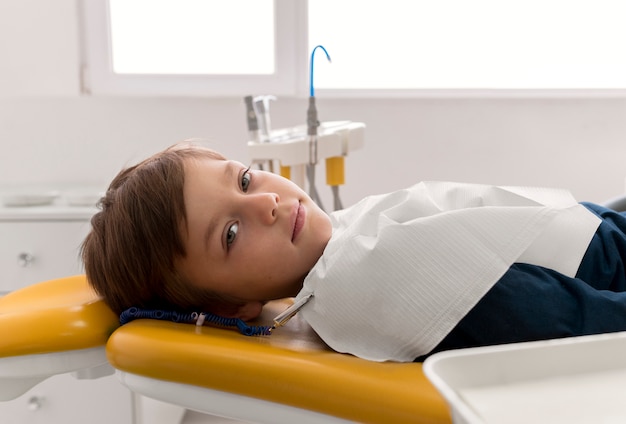 Dentista limpiando los dientes del niño