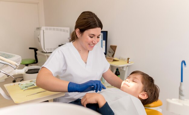 Dentista limpiando los dientes del niño