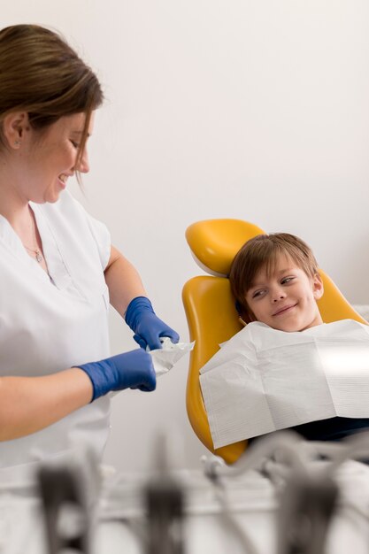 Dentista limpiando los dientes del niño