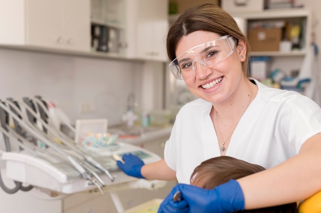 Dentista limpiando los dientes del niño