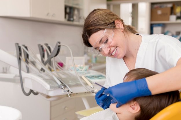 Dentista limpiando los dientes del niño