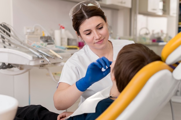 Dentista limpiando los dientes del niño