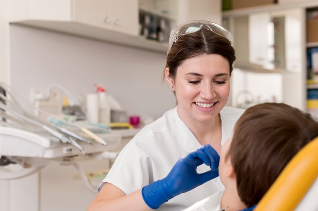 Dentista limpiando los dientes del niño