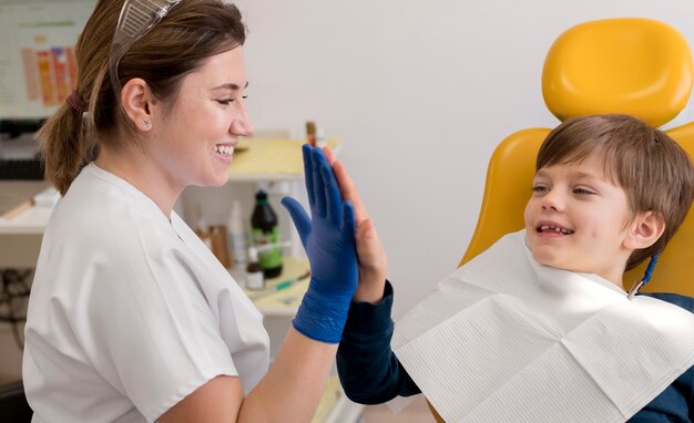 Dentista limpiando los dientes del niño