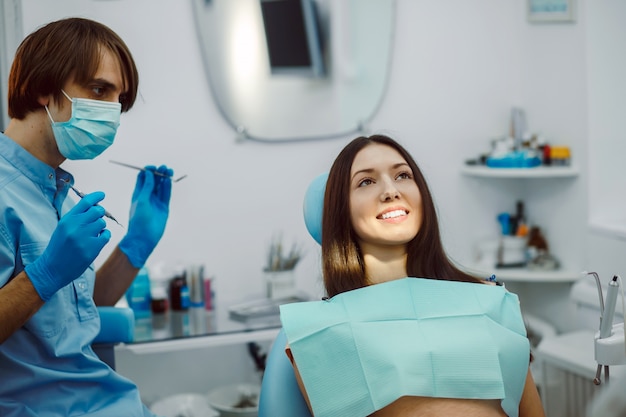 Dentista listo para tratar a su paciente