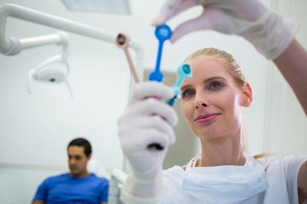 Dentista mirando herramientas dentales