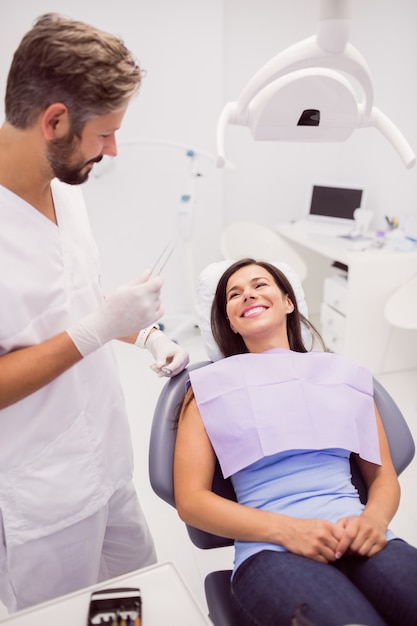 Dentista con paciente femenino sonriente