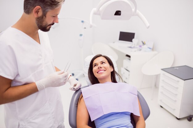 Dentista con paciente femenino sonriente