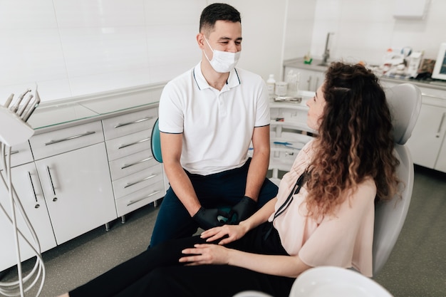 Foto gratuita dentista con paciente hablando en la oficina