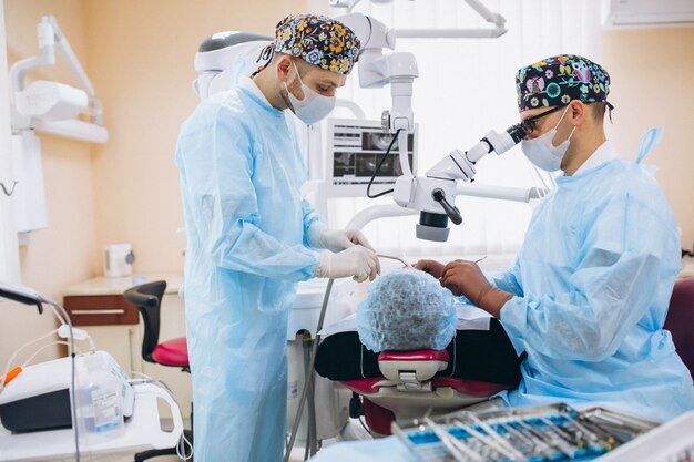 Dentista con paciente en visita.