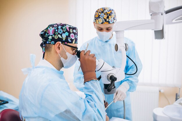 Dentista con paciente en visita.