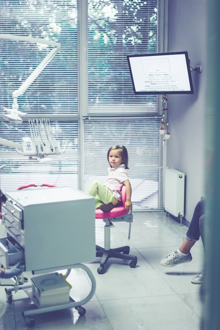 Foto gratuito dentista pediátrico. niña en la recepción del dentista.